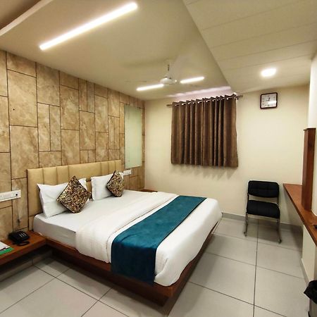 Hotel Kinara Ahmedabad Exteriör bild
