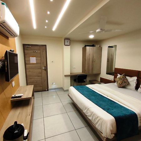 Hotel Kinara Ahmedabad Exteriör bild