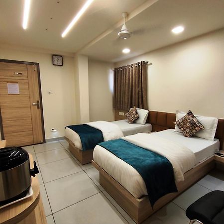 Hotel Kinara Ahmedabad Exteriör bild