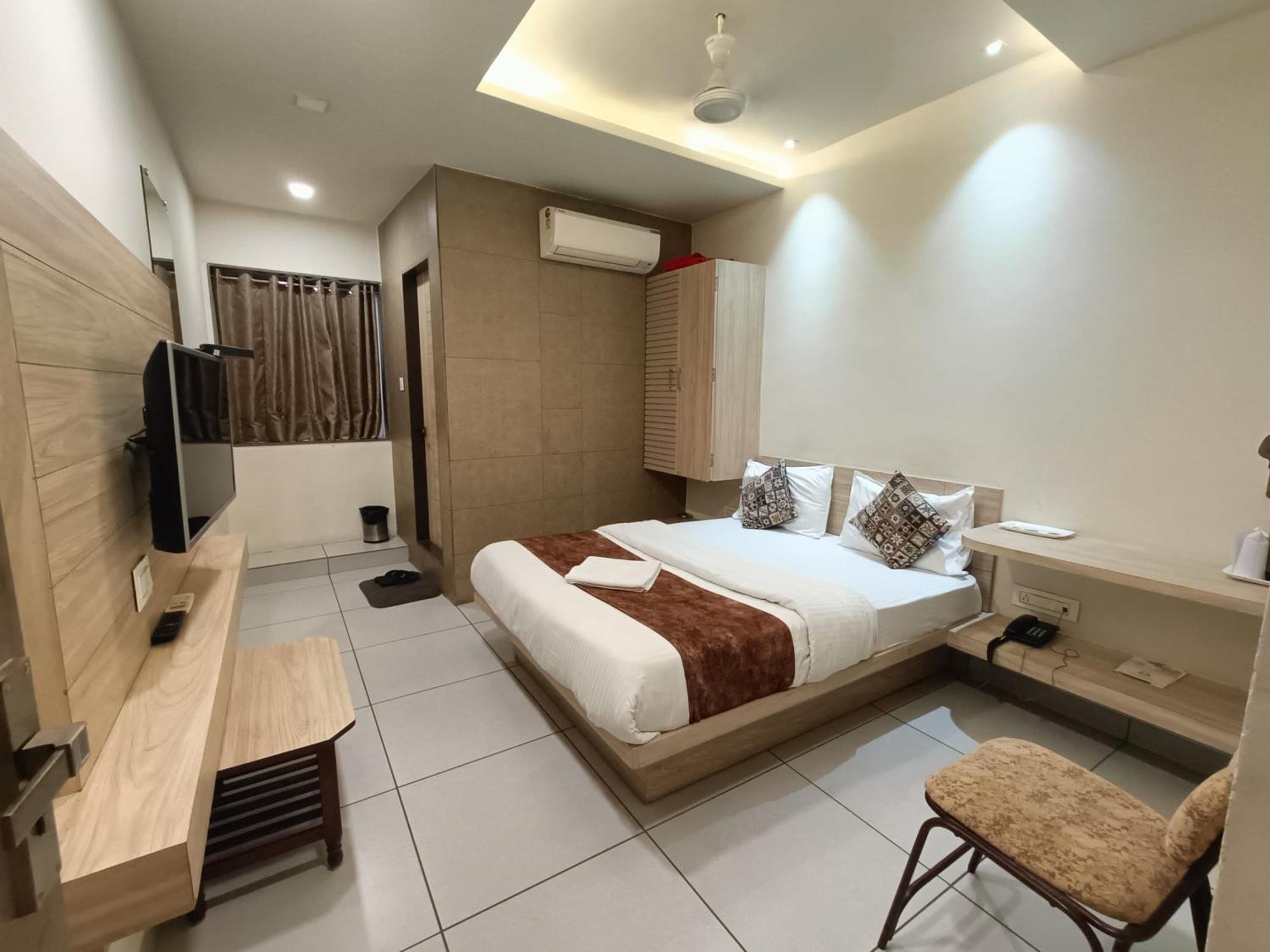 Hotel Kinara Ahmedabad Exteriör bild