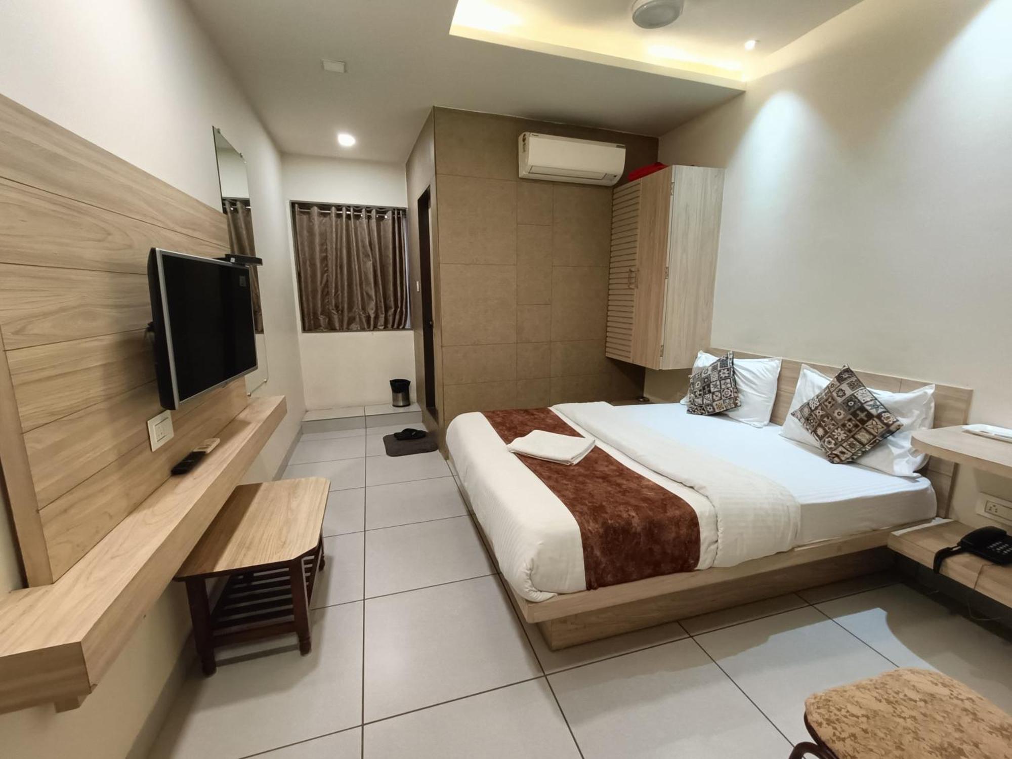 Hotel Kinara Ahmedabad Exteriör bild