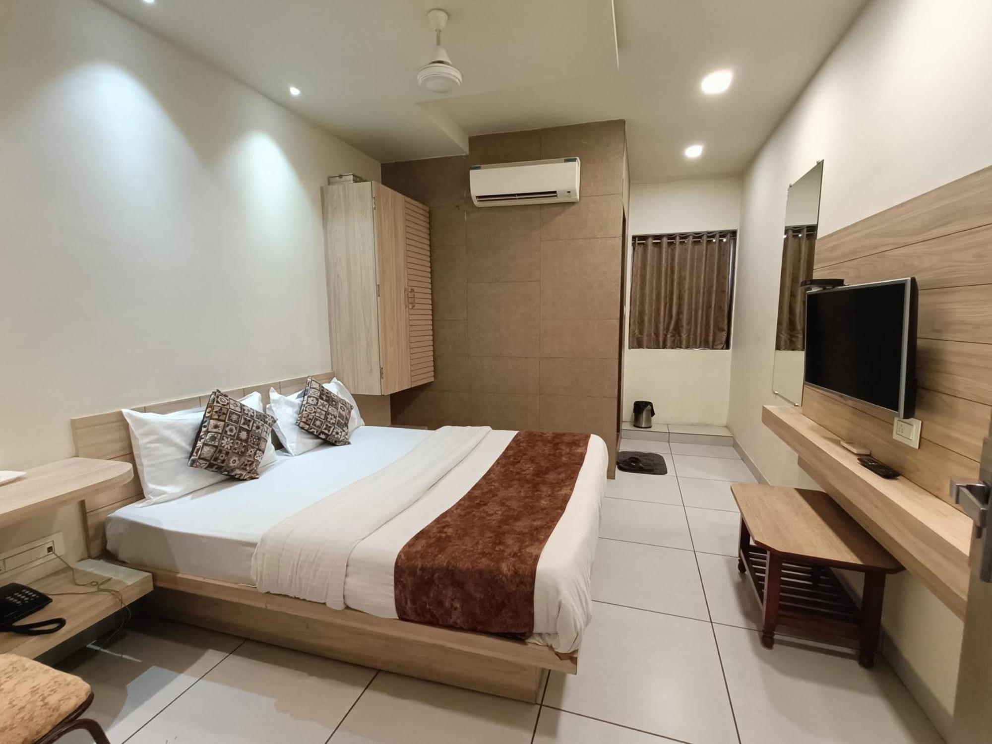Hotel Kinara Ahmedabad Exteriör bild