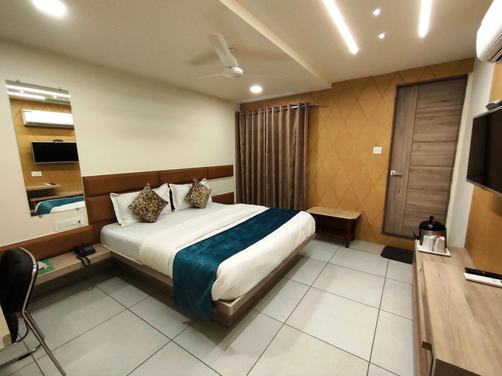 Hotel Kinara Ahmedabad Exteriör bild