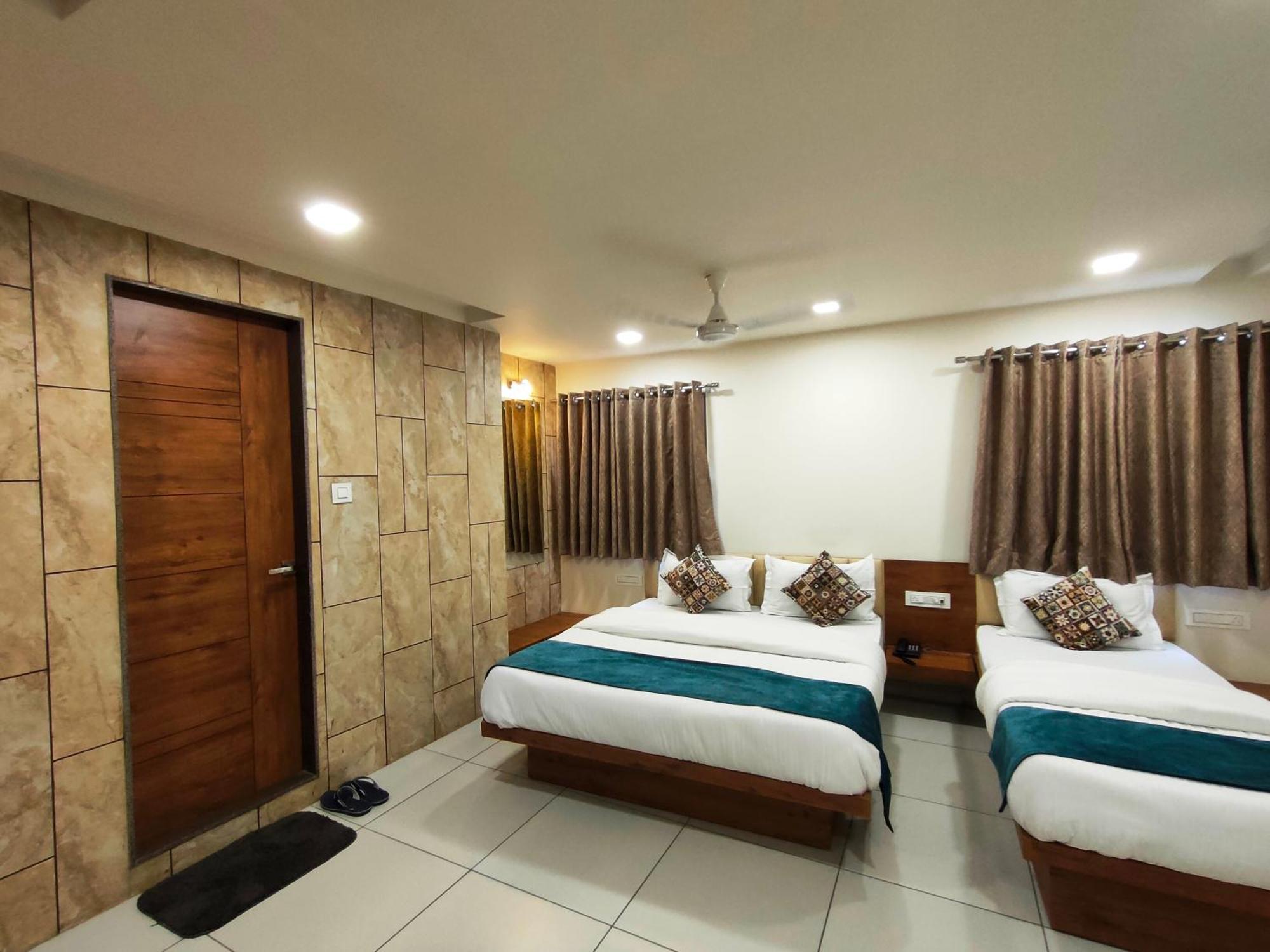 Hotel Kinara Ahmedabad Exteriör bild