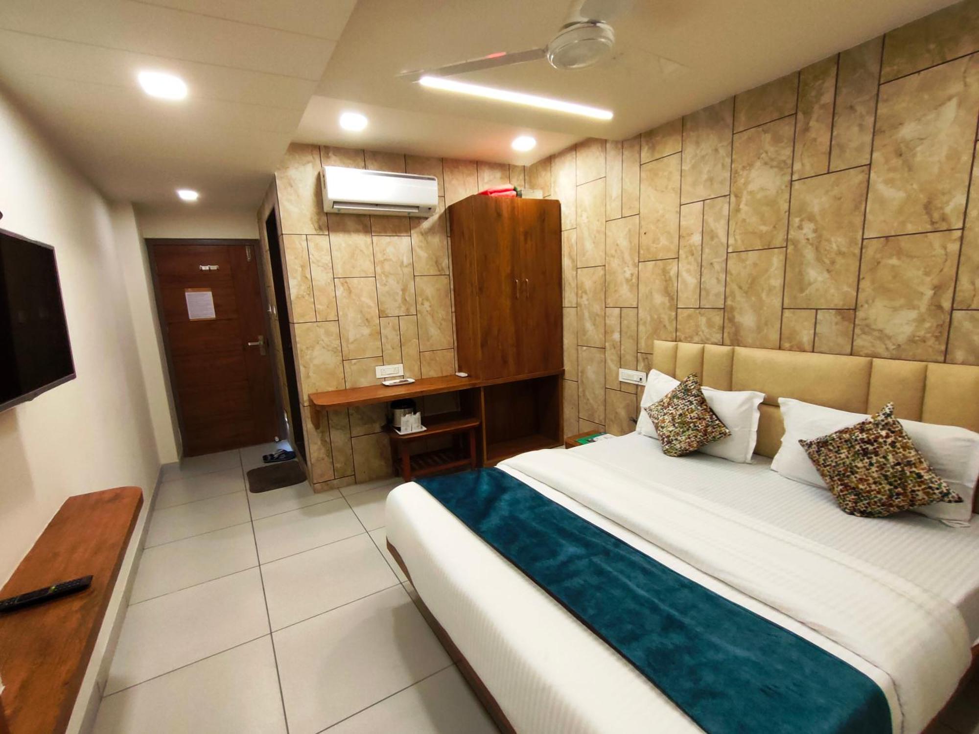 Hotel Kinara Ahmedabad Exteriör bild