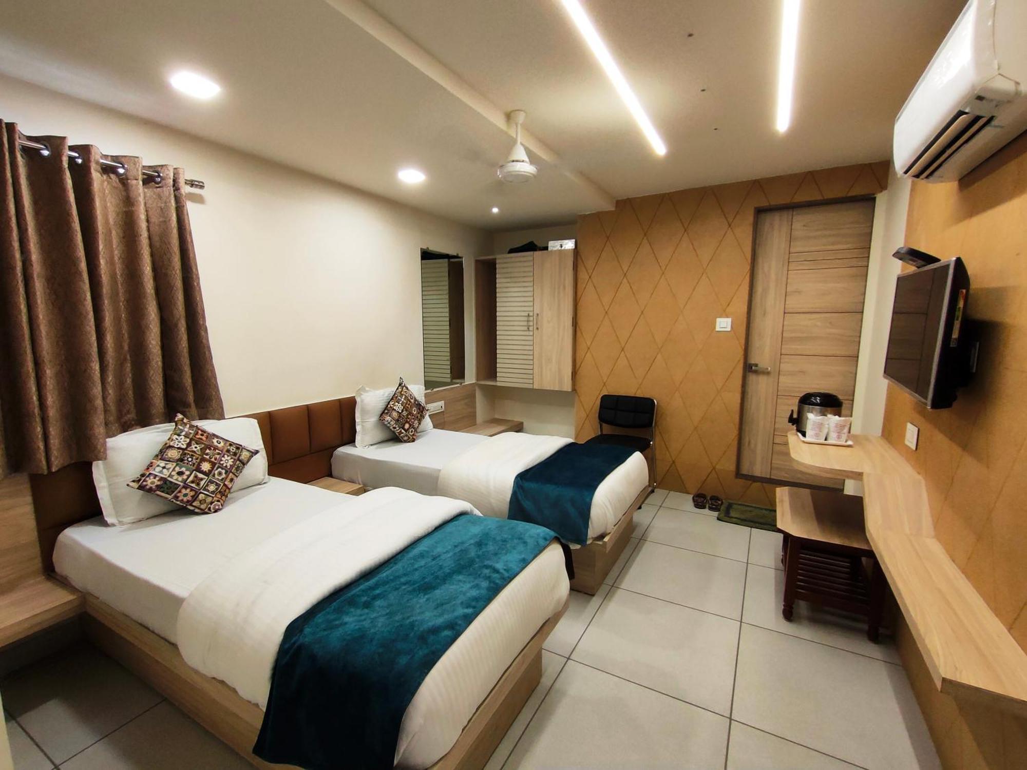 Hotel Kinara Ahmedabad Exteriör bild