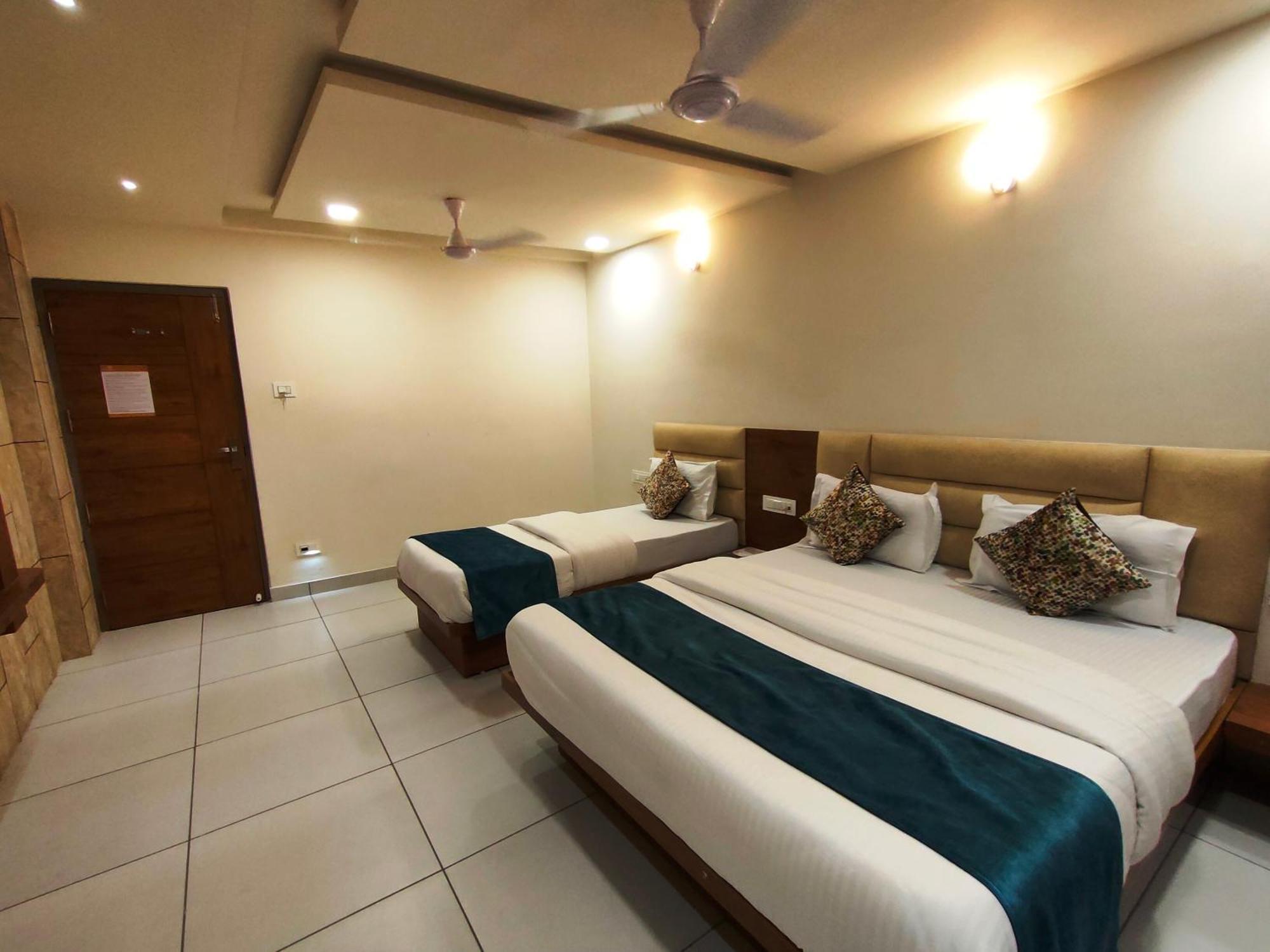 Hotel Kinara Ahmedabad Exteriör bild