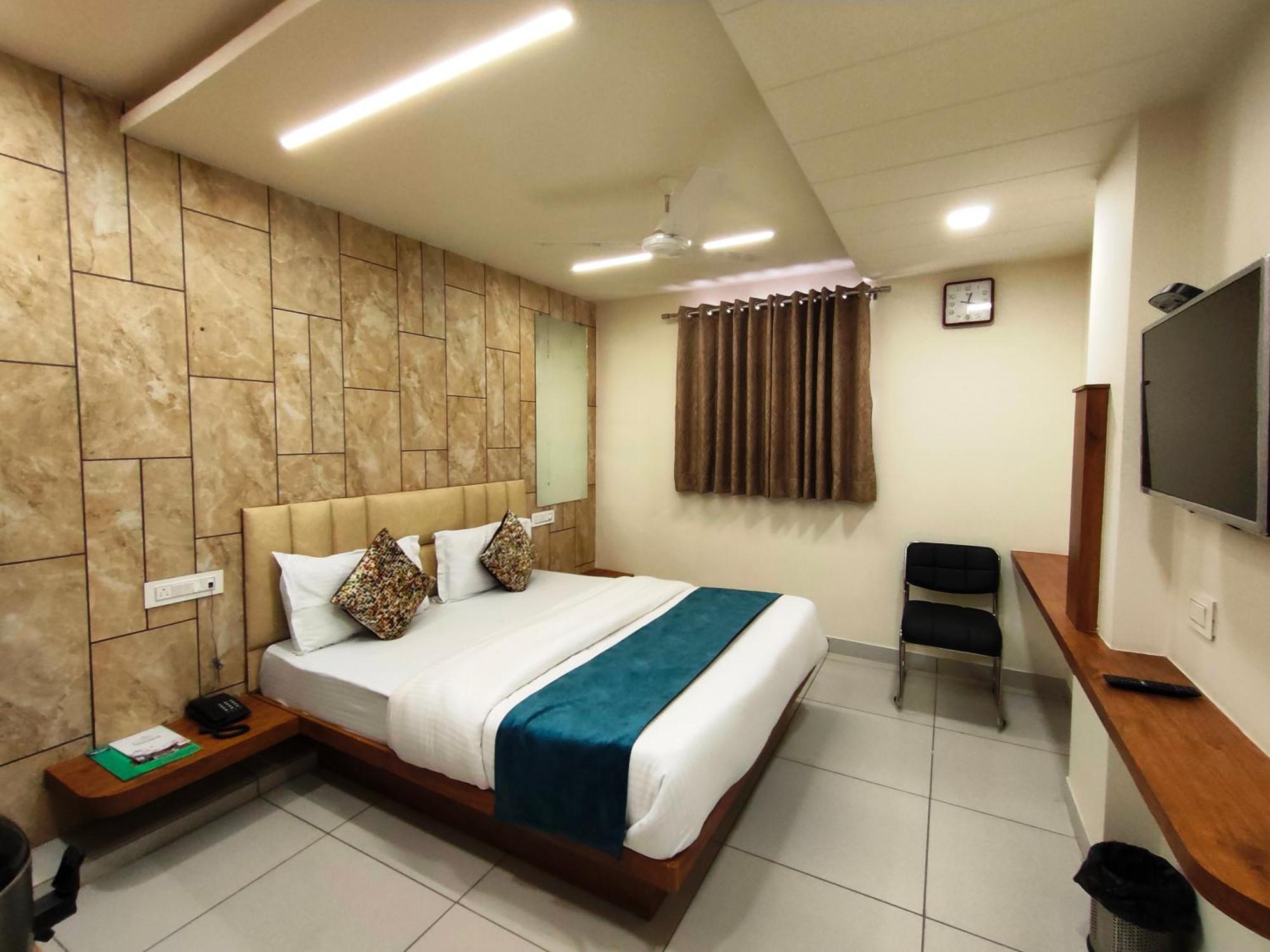 Hotel Kinara Ahmedabad Exteriör bild
