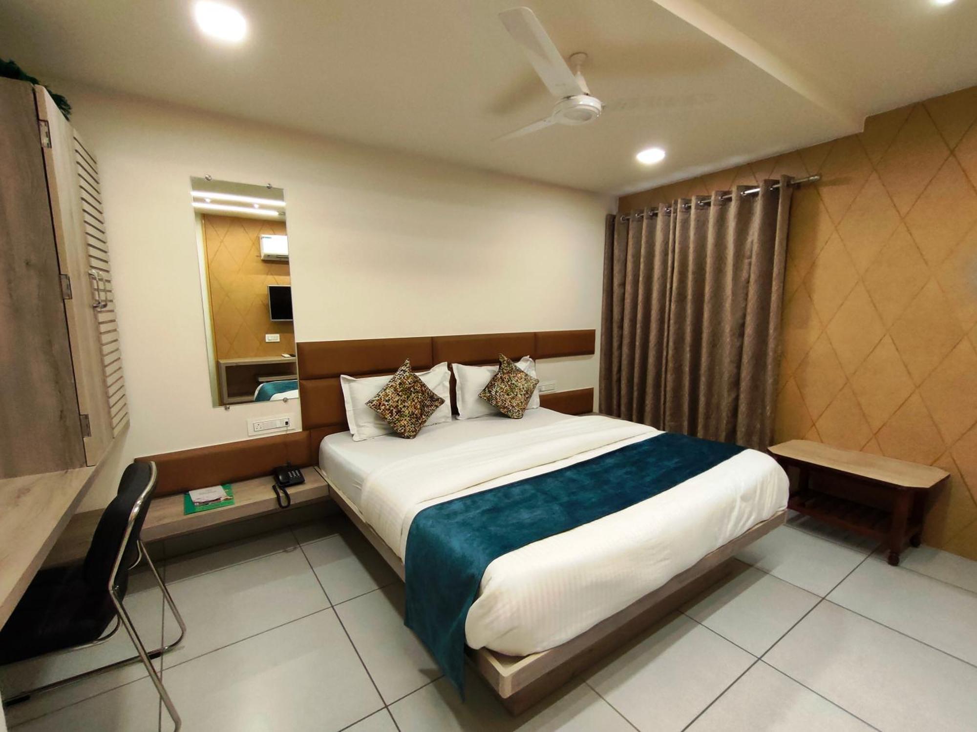 Hotel Kinara Ahmedabad Exteriör bild