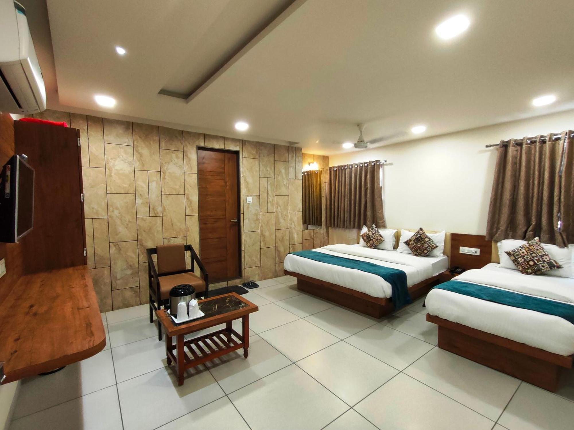 Hotel Kinara Ahmedabad Exteriör bild