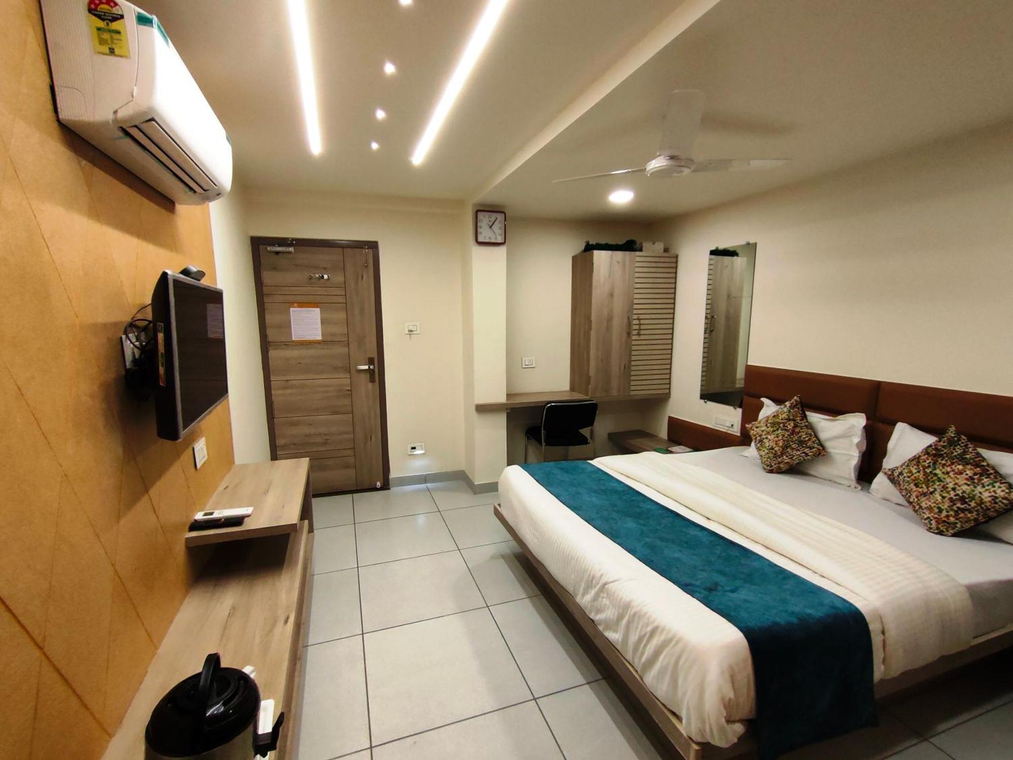 Hotel Kinara Ahmedabad Exteriör bild