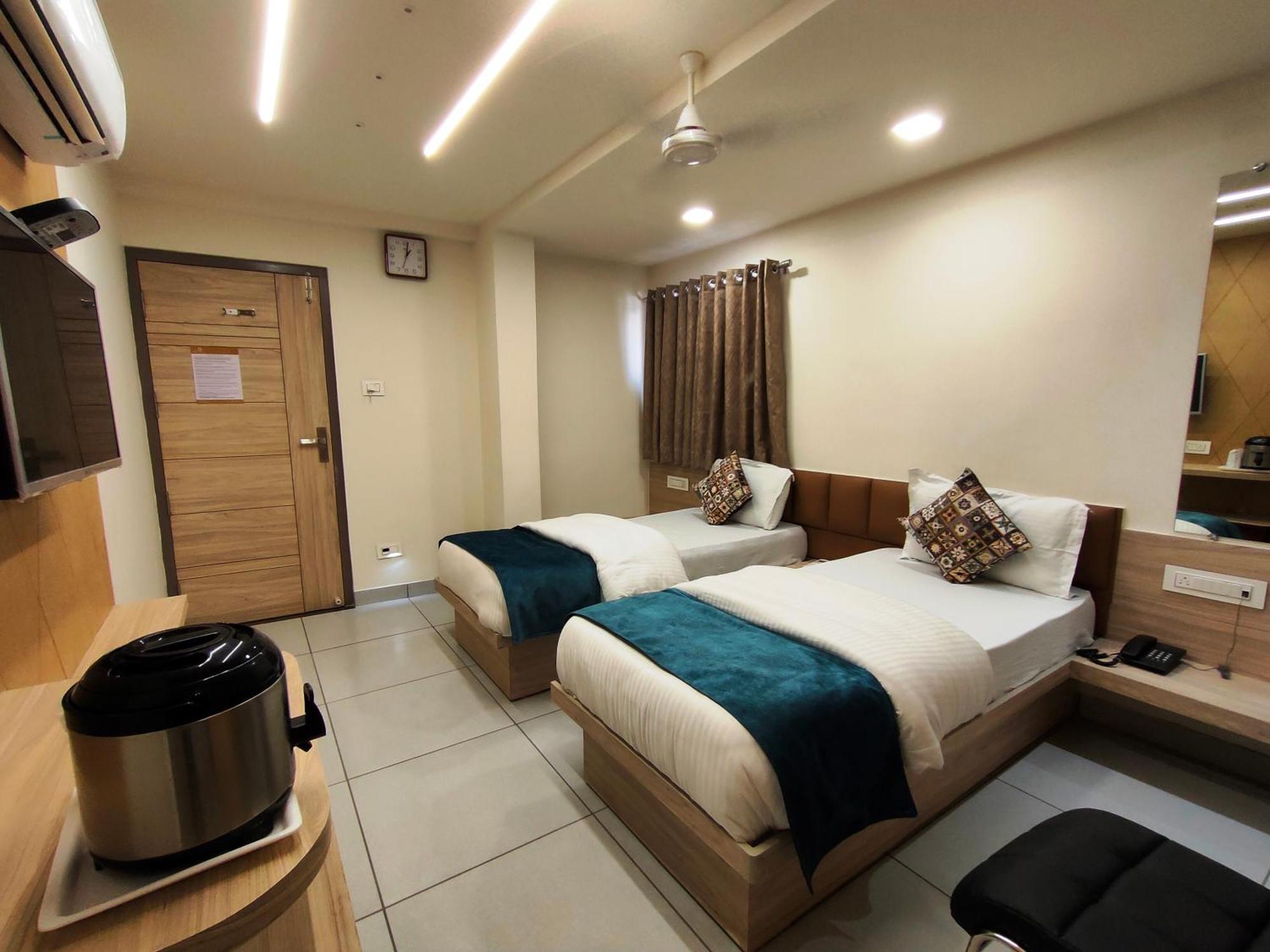 Hotel Kinara Ahmedabad Exteriör bild
