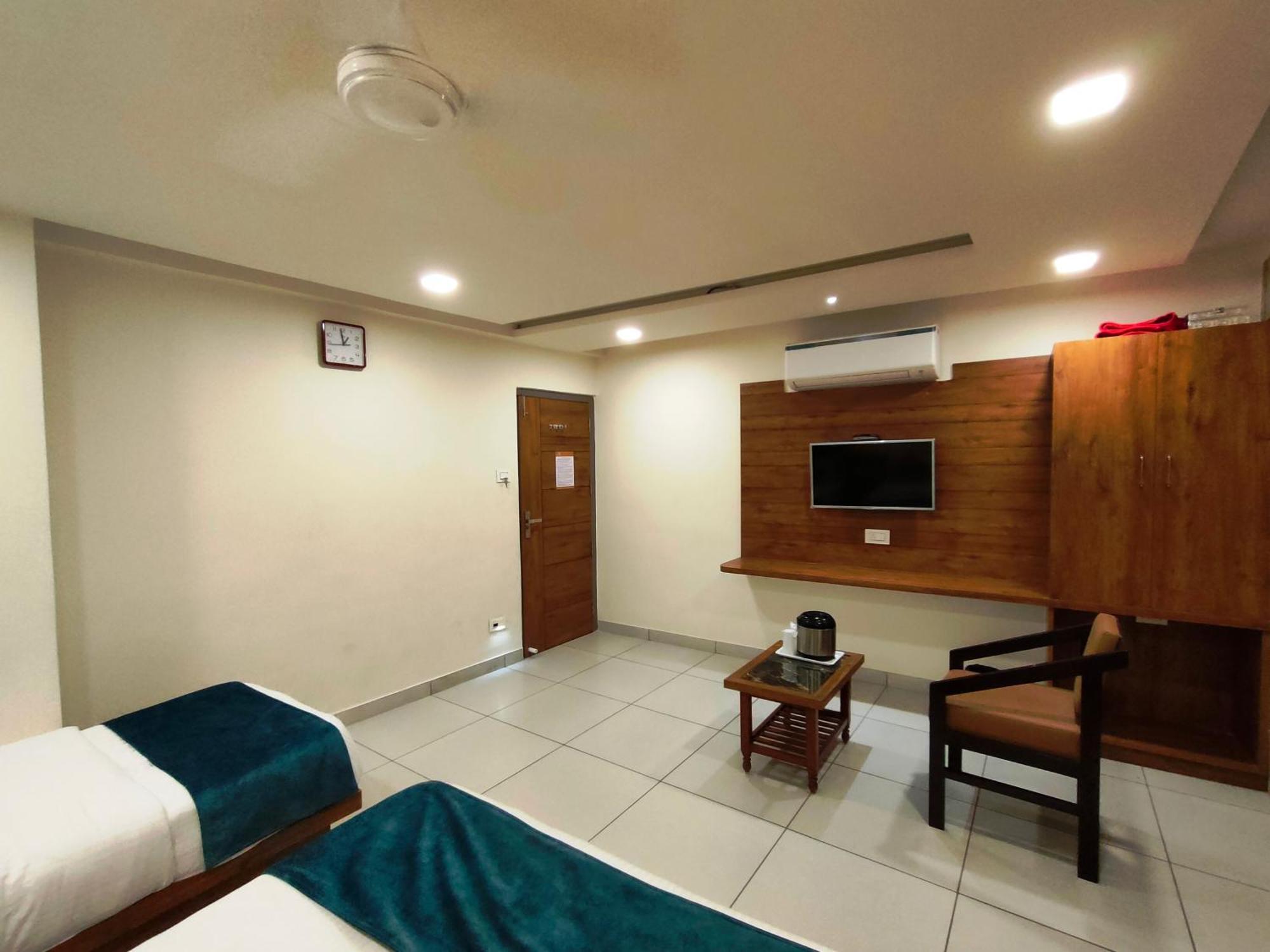 Hotel Kinara Ahmedabad Exteriör bild